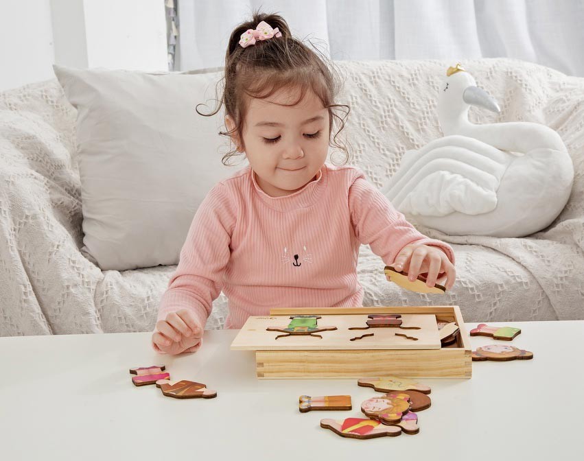 Дървен пъзел с дрехи