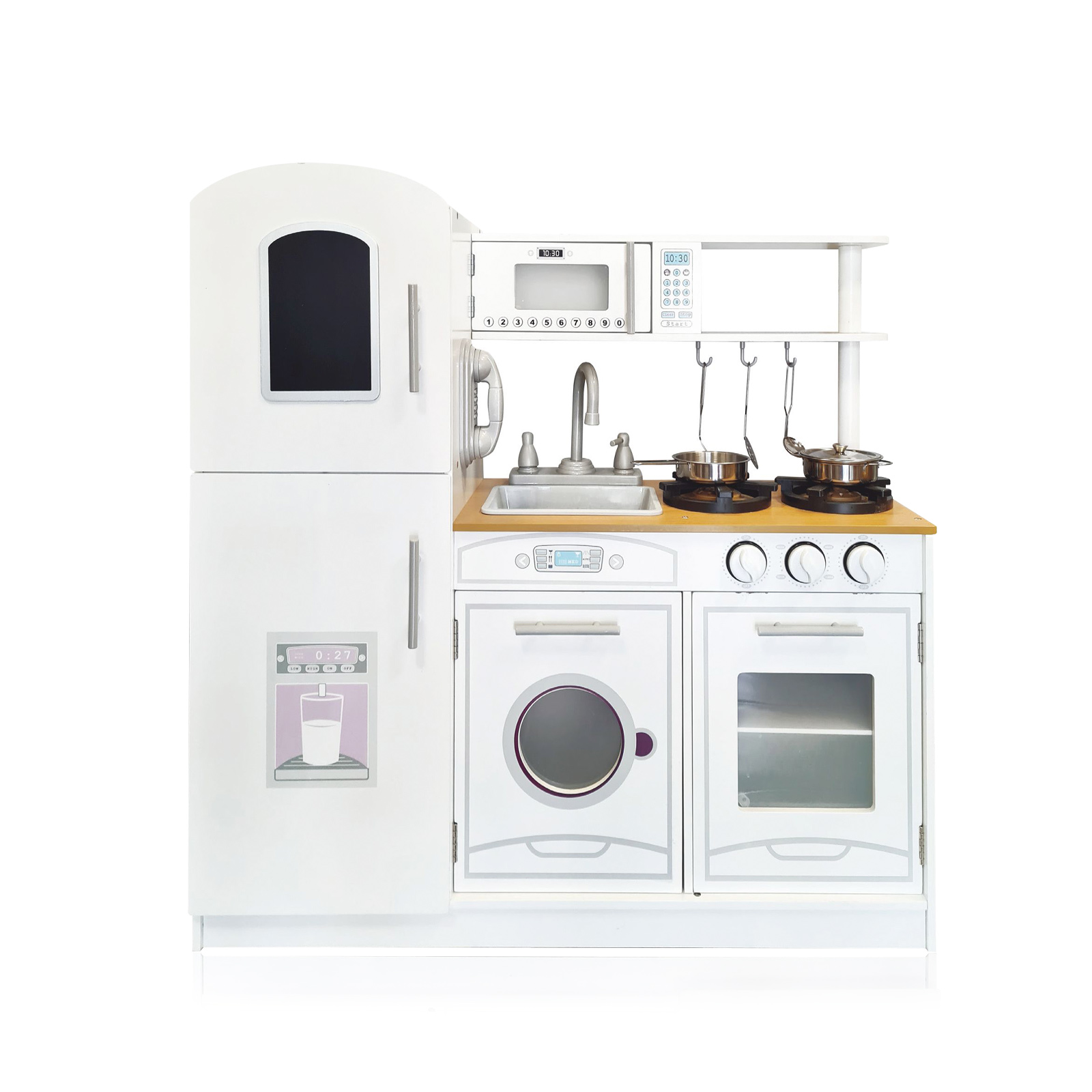 Дървена кухня с метални съдове 85