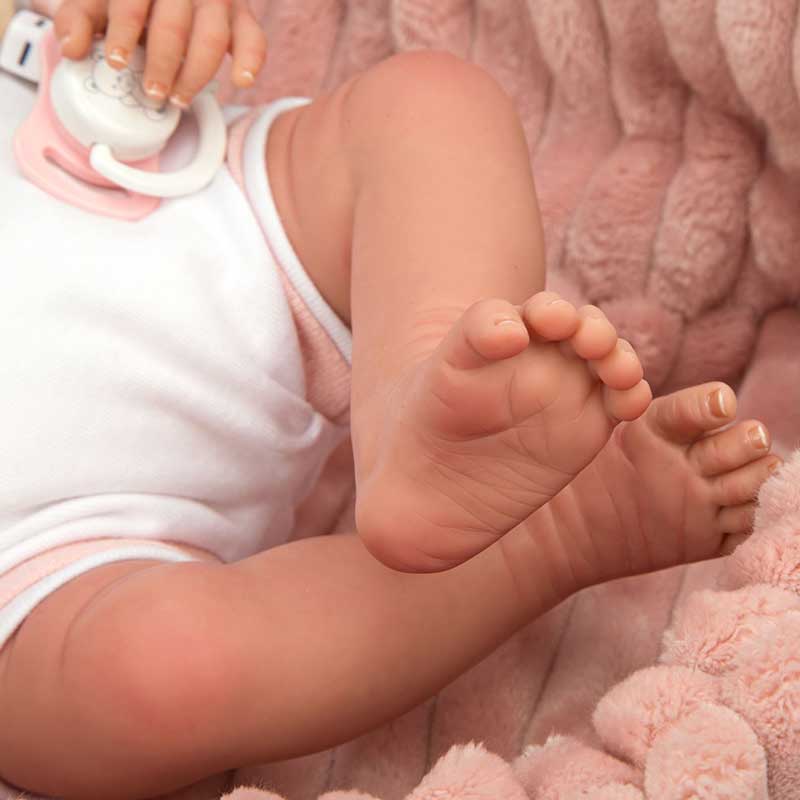 Кукла-бебе Лола в розово плюшено кошче