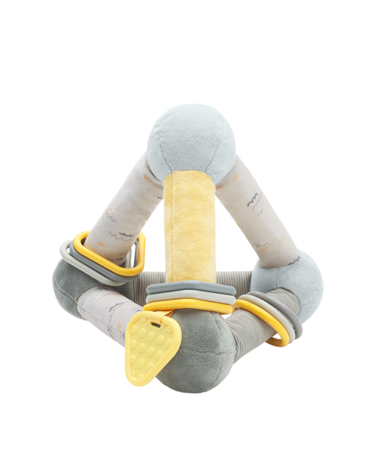  • Играчка триъгълник с цветна гризалка и забавни пластмасови рингове;• Изработени от безопасни висококачествени материали;• В съответствие със стандарт EN 71;• Подходящa за деца 0+ месеца;• Размер: 18 см. Размери:- Продукт: 18 см / 0.16 кг- Кашон: 48x44x26 см / 4.6 кг / 24 бр/кашон 