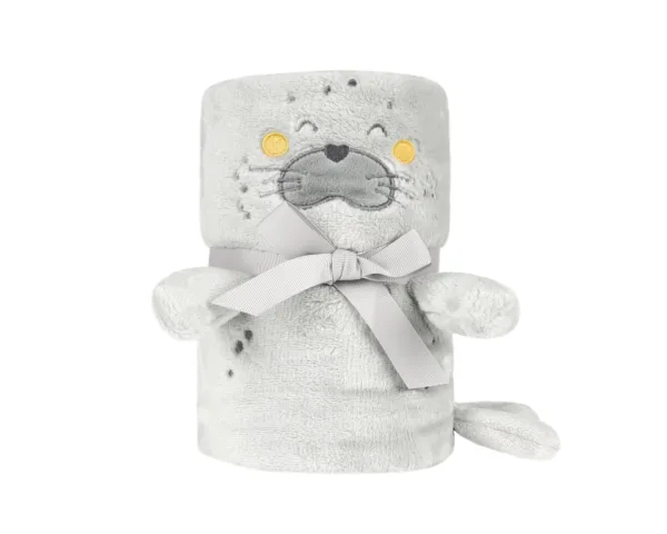  • Меко одеяло със закачлива 3D бродерия-животинче;• Изработено от висококачествен пухкав полар;• Опция играчка в сгънато положение;• Произведено в съответствие с изискванията за безопасност на стандарт EN71;• 100% полиестер;• Луксозна подаръчна кутия;• Размер: 75x100 см. Размери:- Подаръчна кутия: 22x15x13 см / 0.37 кг- Кашон: 56x48x46 см / 10 кг / 24 бр/кашон 