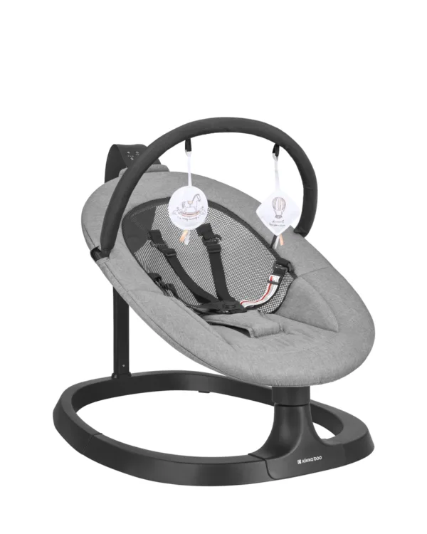  • Подхоляща от раждането до 9кг с люлееща функция и до 30кг с функция като нормално столче;• Стоманена рамка с висока степен на издръжливост;• Изключително тих люлеещ режим;• 3 уникални посоки на движение - U-O-W;• 3 степени на люлеещия механизъм;• Регулируема облегалка в 2 позиции;• Touchscreen дисплей;• Музикален панел с 8 мелодии и 5 нива на регулиране на звука;• Таймер с 15
