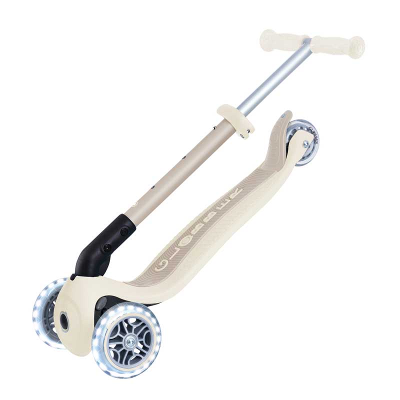Сгъваема еко тротинетка с 3 колела GLOBBER JUNIOR FOLDABLE LIGHTS ECO - цвят кокос - Image 4