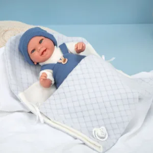 Усмихната кукла-бебе с тъмносиньо костюмче и одеялце